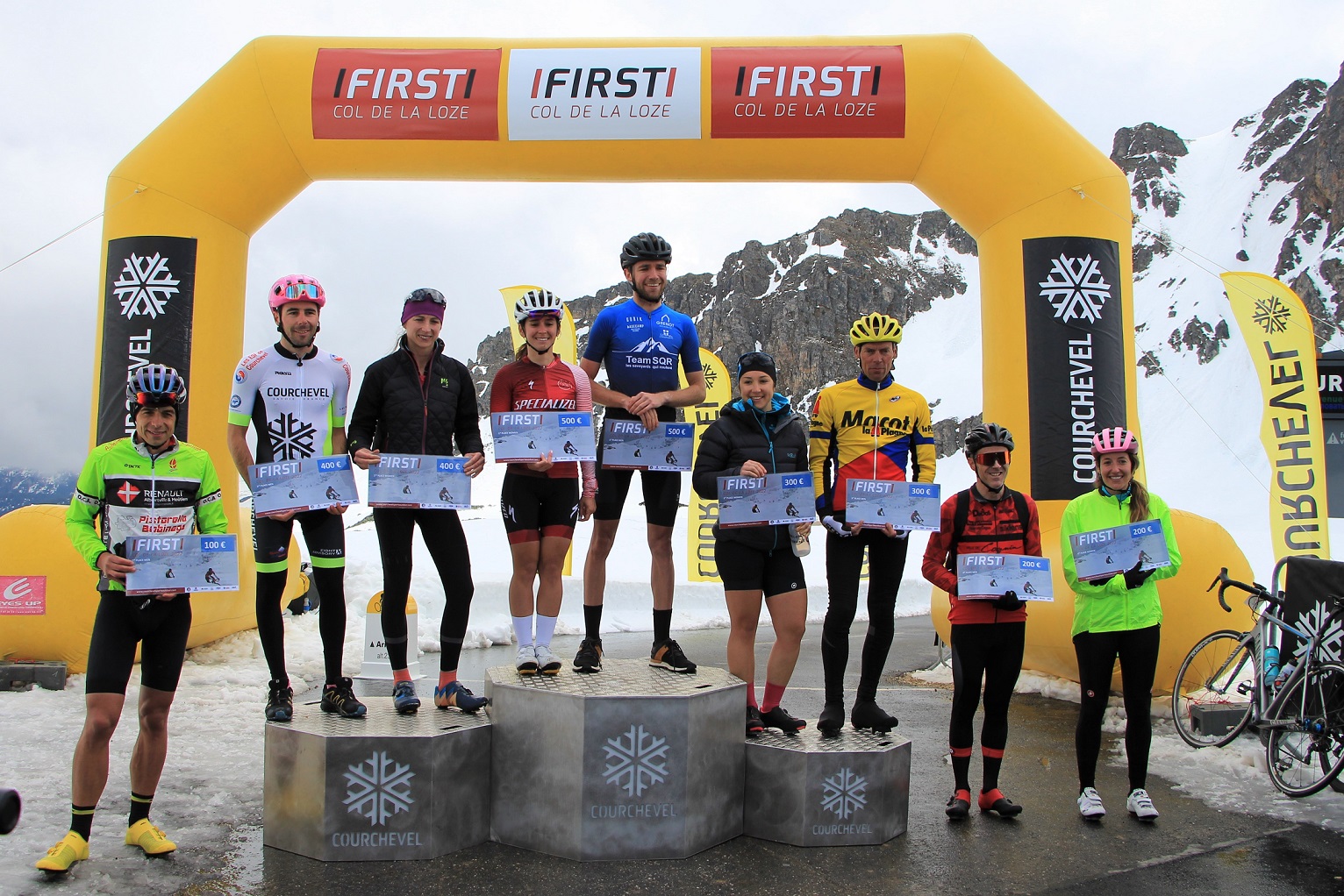 Podium du First col de la Loze 2022 sous l'arche
