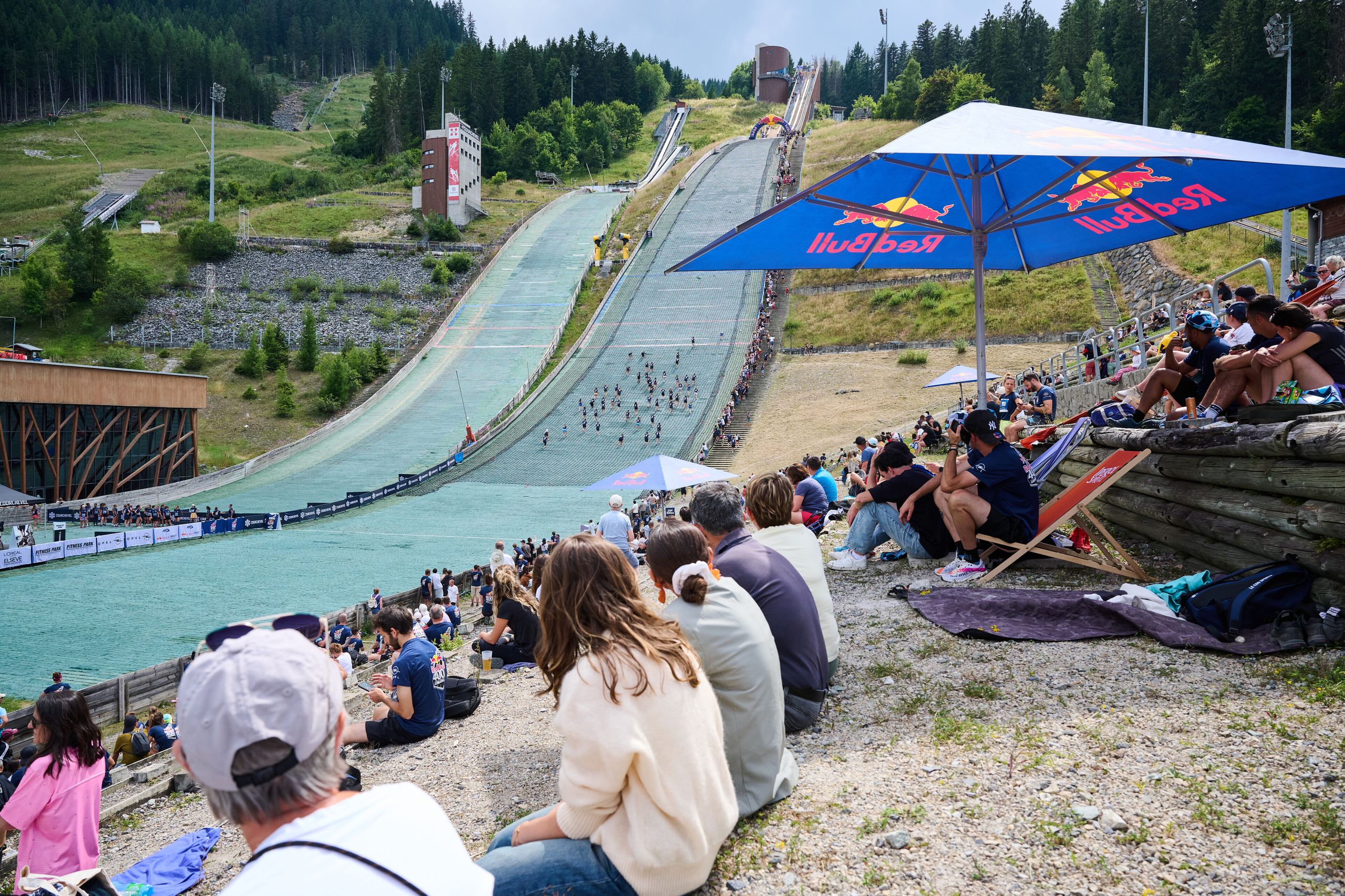 Spectateurs au pied du tremplin pendant le Red Bull 400