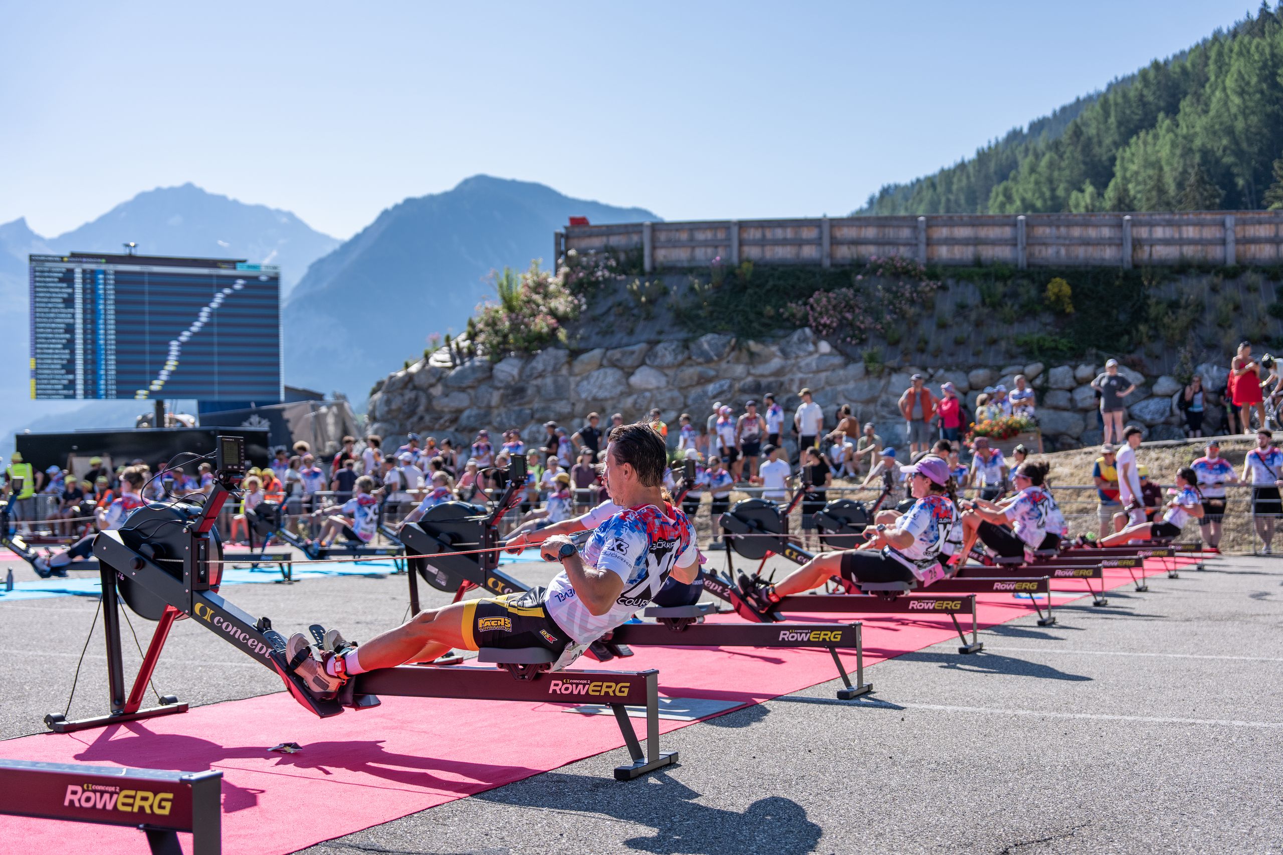 Épreuve d’aviron sur ergomètre de l’X3 Courchevel, face aux montagnes